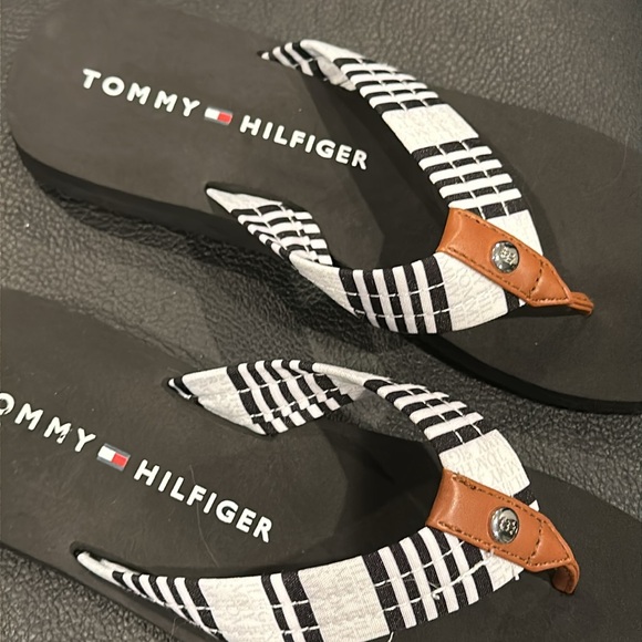 Brand new Tommy Hilfiger toe post SANDALS - Picture 3 of 5